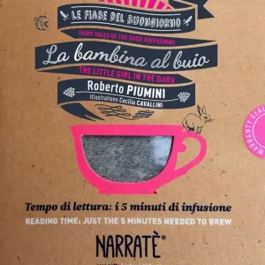 La bambina al buio. Tempo di lettura i 5 minuti di infusione-The little girl in the dark. Reading time just the 5 minutes needed to brew. Ediz. bilingue. Con tea bag Super Prezzo