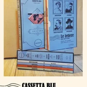 Pagamento Sicuro Cassetta blu. Le lettere degli spiriti liberi Niente donne perfette, per favore-Perché sognare di sogni non miei?-Mia venerata-La vita non è facile, e allora? Con gadget
